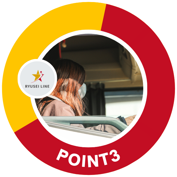 生活が整う固定シフトトラックを運転している女性ドライバー