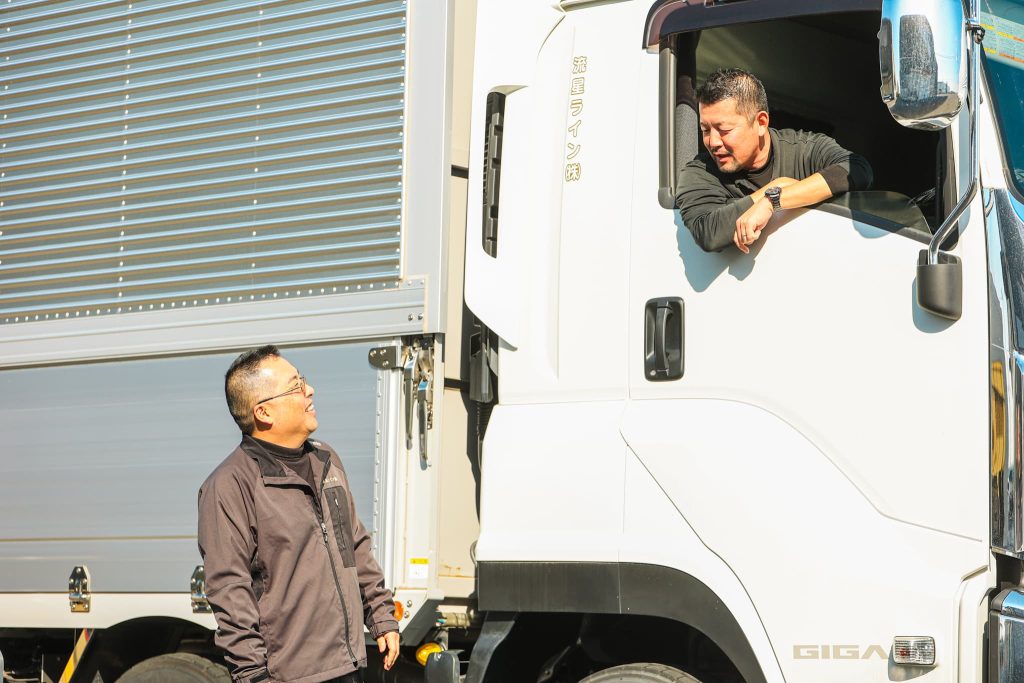 流星ライントラック運転手仲良く話すスタッフ